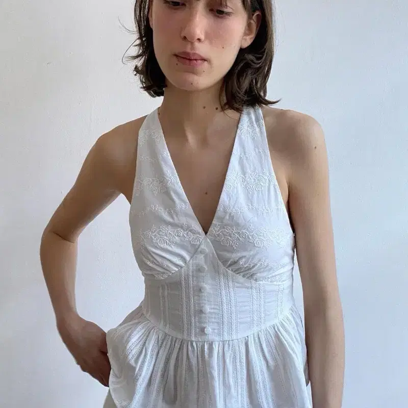 시눈 Rose Sleeveless 로즈 자수 민소매 나시탑