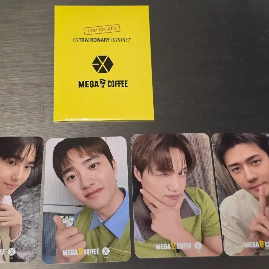 엑소 메가커피 포토카드 4종 세트와 컵홀더 7개