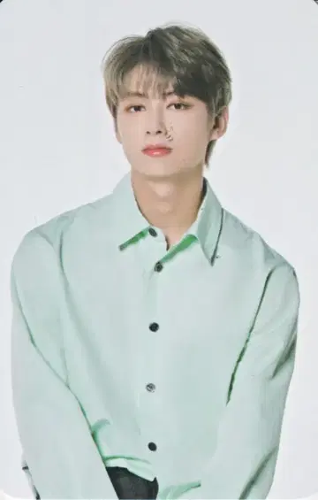 세븐틴 더샘 준 트레이딩 카드 화이트 배경