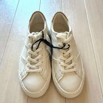 미사용 새상품 ZARA 화이트 플랫폼 스니커즈 36 (23.4cm)