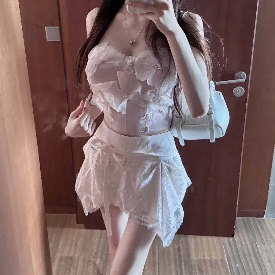 [수입의류 새상품] 플라워 진주 뷔스티에 캡내장 스모크 탑 *뒷밴딩