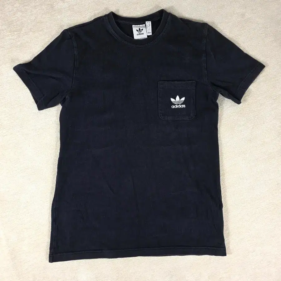 아디다스 오리지널스(adidas) 포켓 트레포일 백 그래픽 반팔 티셔츠