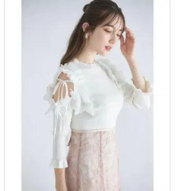 [새상품] 긴팔 토코 오픈 숄더 어깨 리본 프릴 쉬폰 플리츠 리브 니트