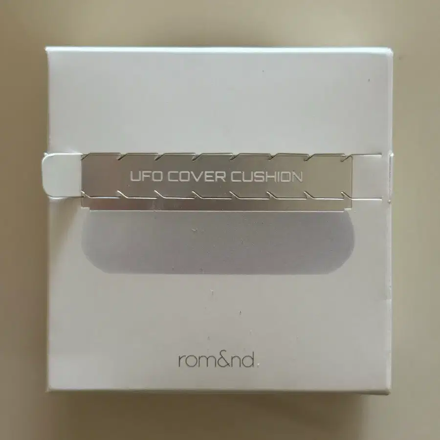 롬앤 UFO 커버 쿠션 데려가실 분 구합니다