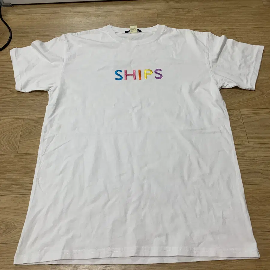 L 쉽스(SHIPS) x 스크린스타즈 레인보우 멀티컬러 자수 로고 티셔츠