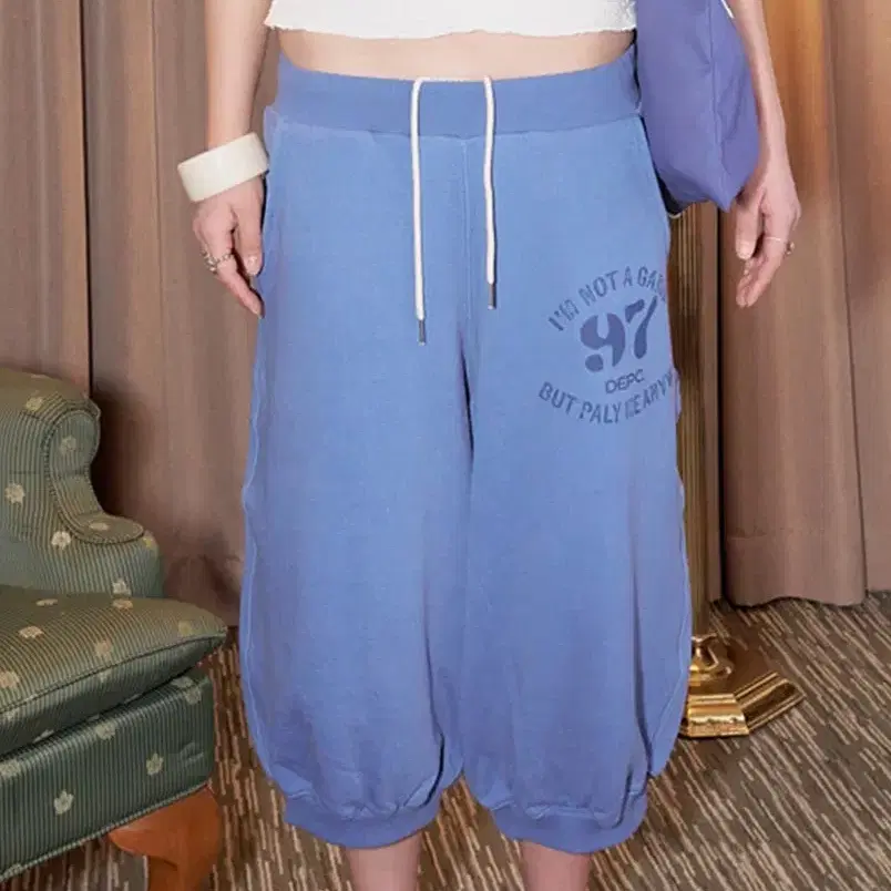 뎁크 하프 스웻팬츠 블루