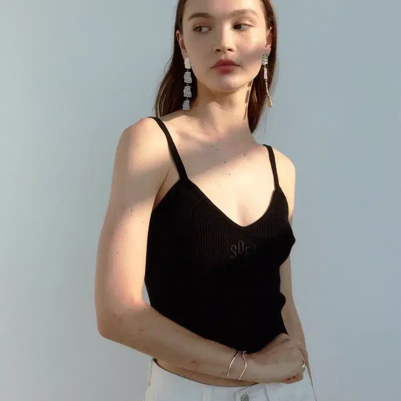 소프트서울 니트 나시 블랙 SOFT STAMP SLEEVELESS KNIT TOP