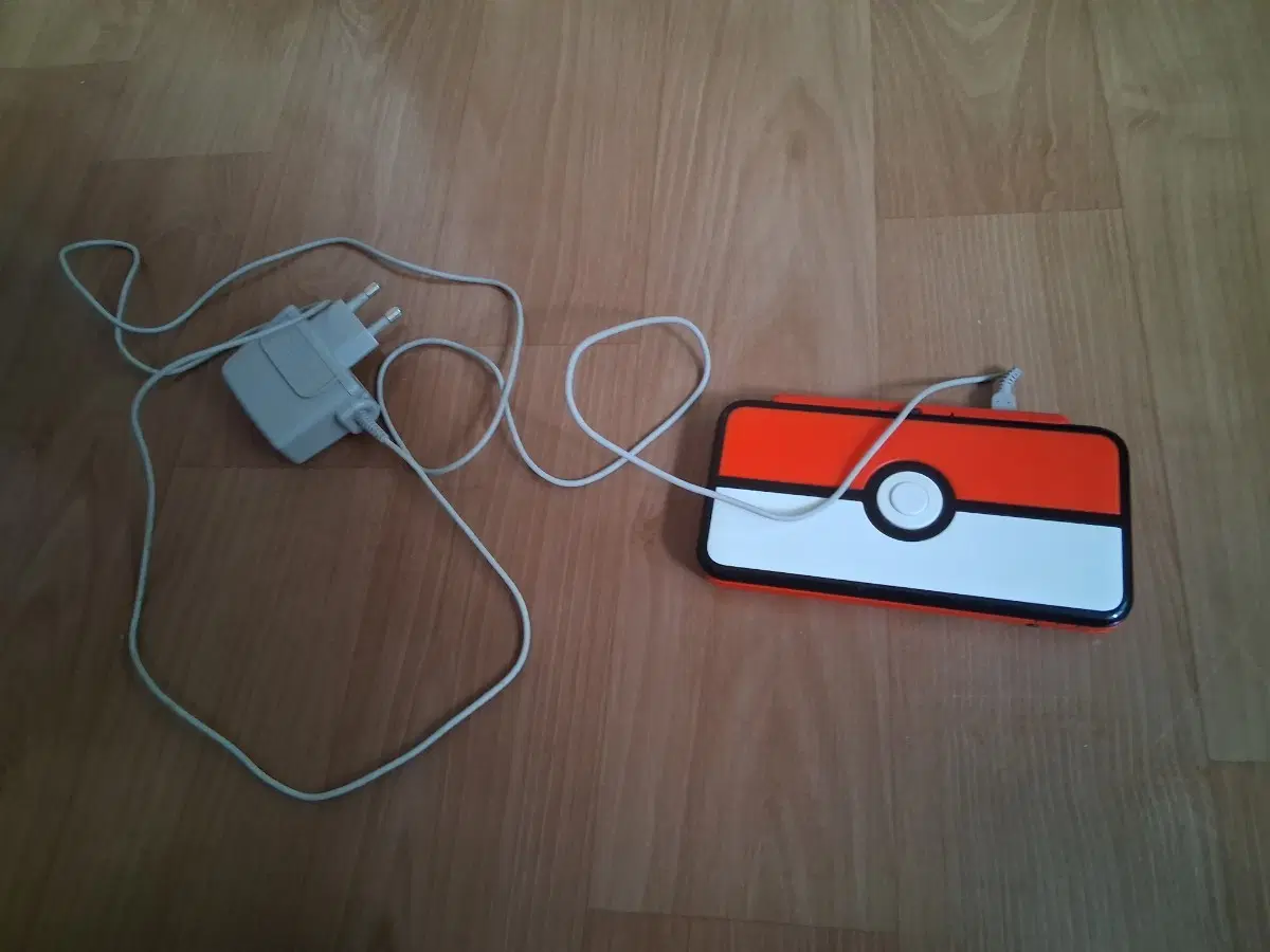 닌텐도 2DS XL 몬스터볼 에디션