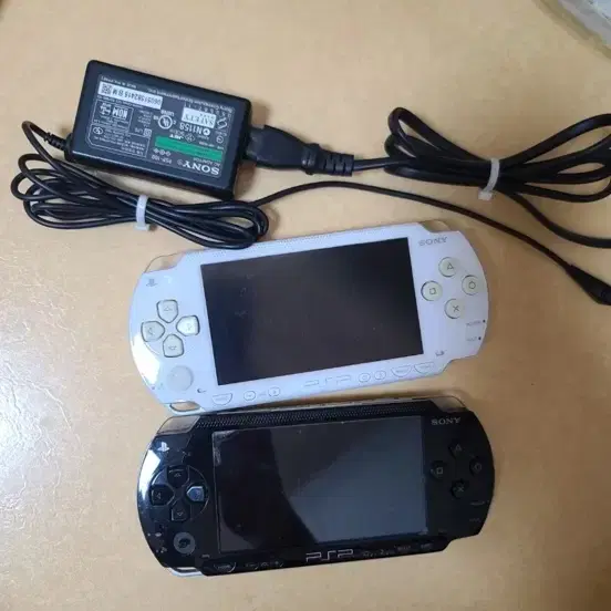 소니 PSP 1005 화이트/블랙 2대 + 충전기