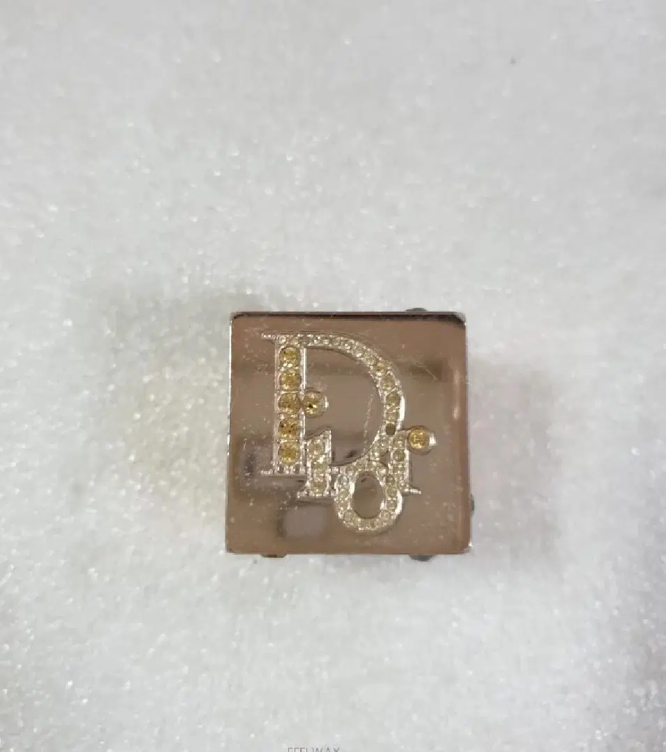 DIOR] 디올 썸머 플레이 다이스 디올 빈티지 감성의 다이스 오브제: 주사위 모양의 유니크한 큐빅 로고 실글로스 (팬던트/목걸이 겸용)