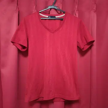 토네이도 마트 레드 스트라이프 V넥 티셔츠