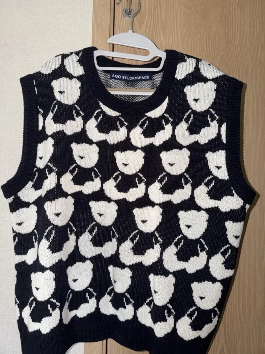 AQO STUDIOSPACE Bear Pattern Knit Vest
