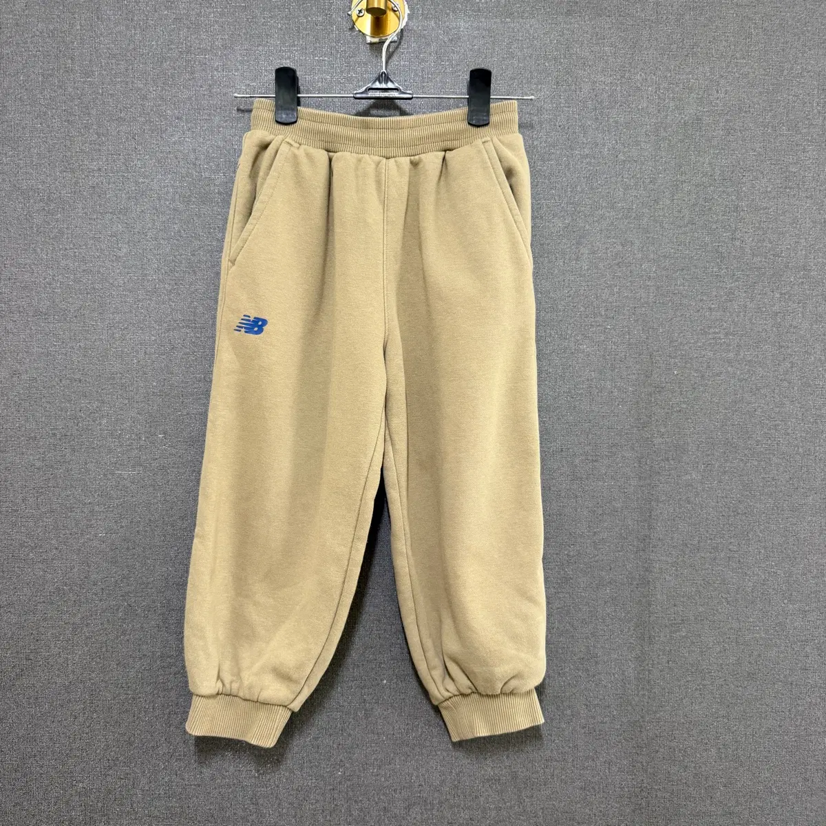 뉴발란스 키즈 110 조거팬츠 스웻팬츠 카키 BO2885