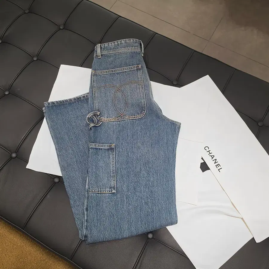 여성/샤넬 청바지/26FW 프리컬렉션 CC 로고 스티치 백포켓 카고 데님 팬츠