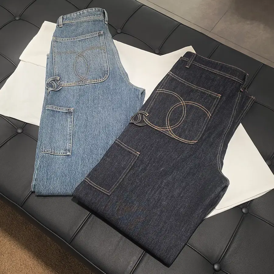 여성/샤넬 청바지/26FW 프리컬렉션 CC 로고 스티치 백포켓 카고 진청 데님 팬츠