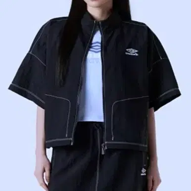 엄브로 크리스피 타슬란 우븐 풀집 우먼스 반팔 바람막이 25ss 폴1358