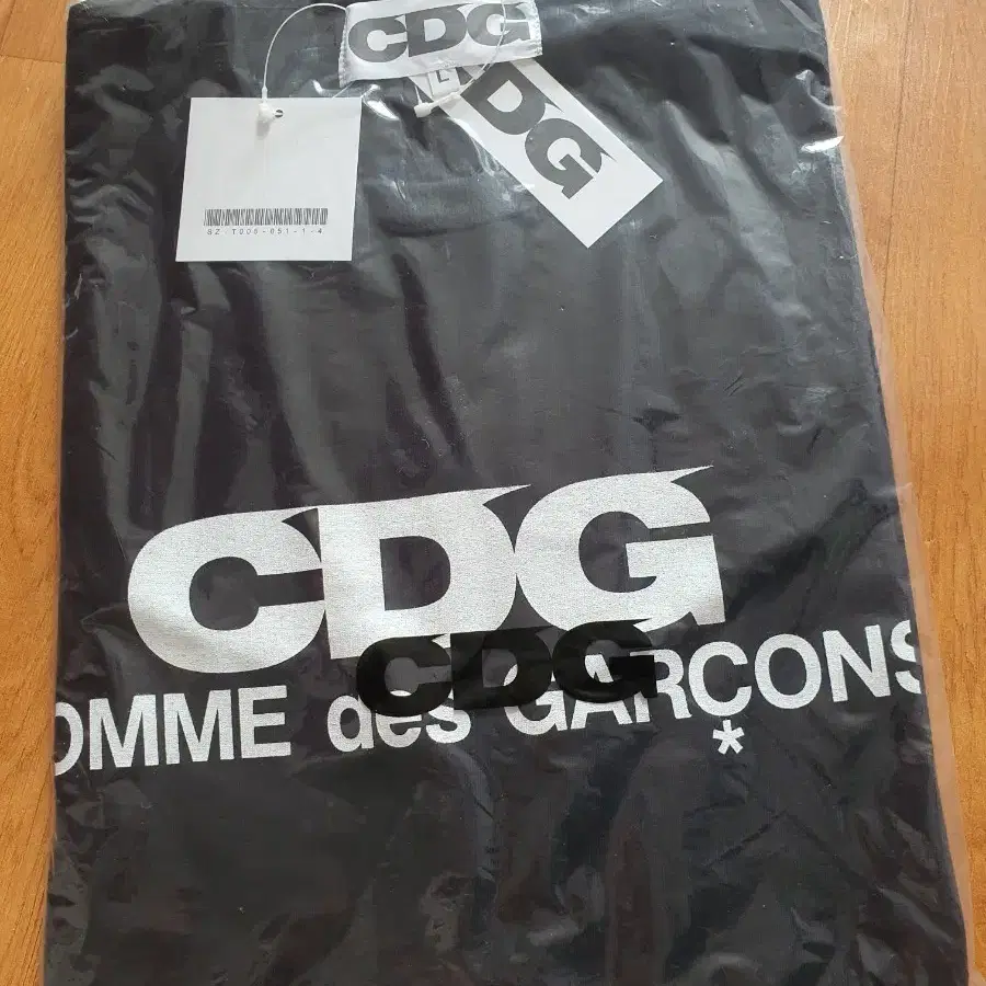 CDG 꼼데가르송 블랙 로고 반팔티 L 사이즈