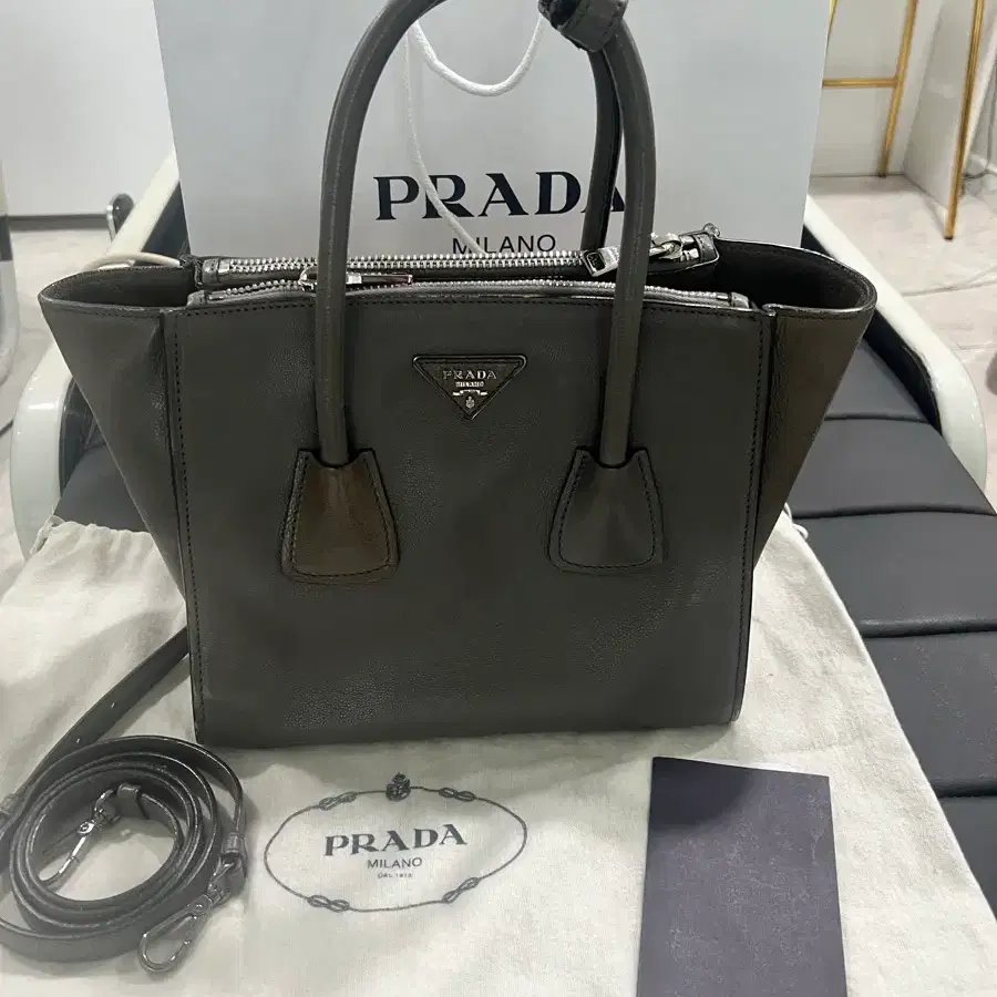 정품 프라다 PRADA 삼각로고 토트앤크로스 BN2619