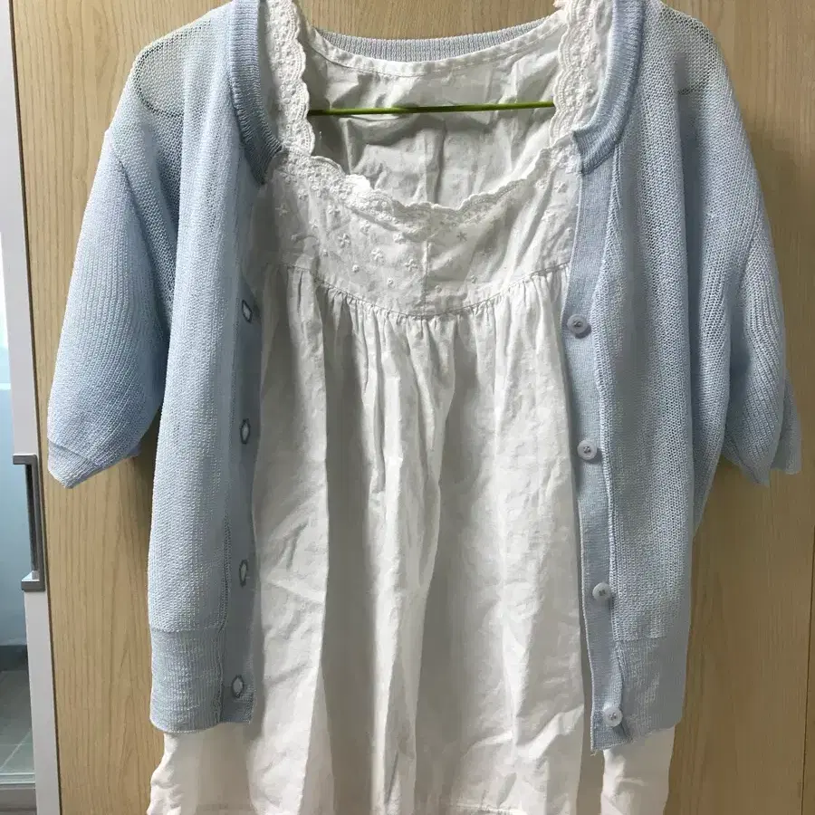 청순 모리걸 레이스 원피스 + 스카이블루 반팔 가디건 세트