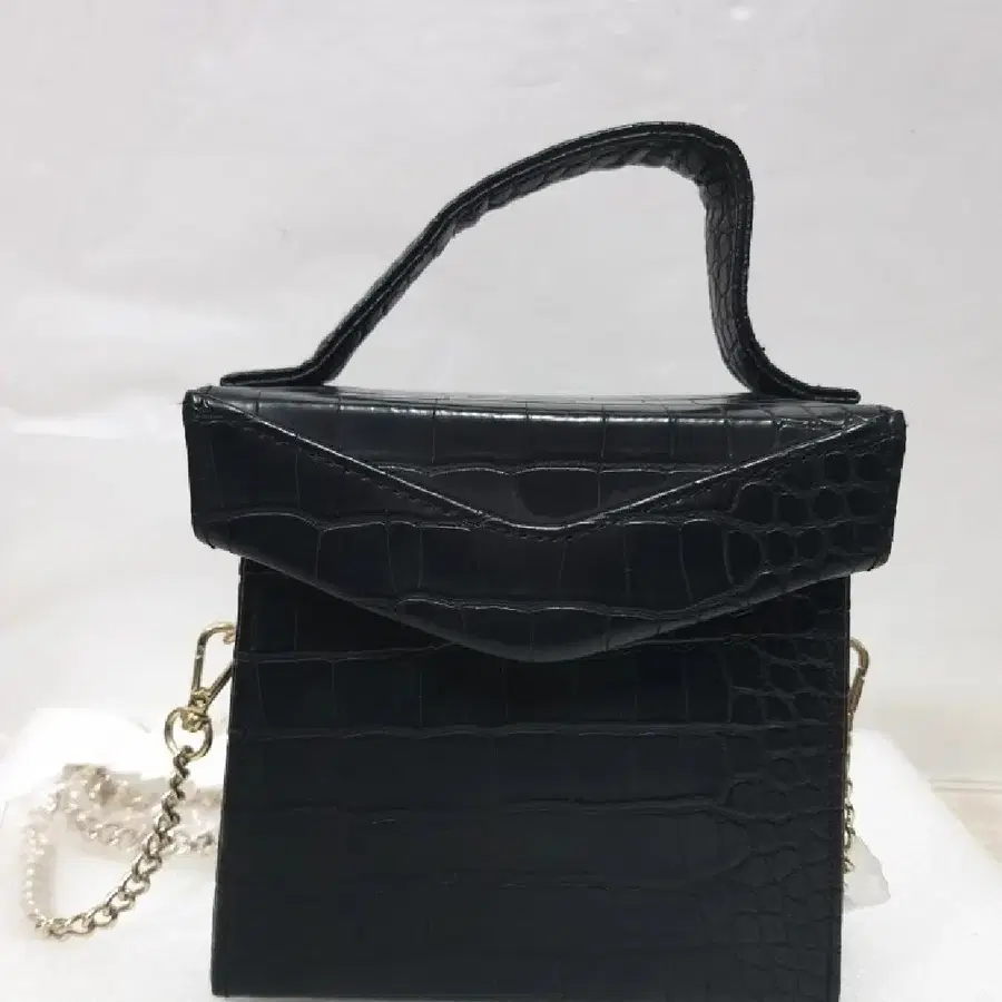 특가세일~ 자라(ZARA)의 크록 엠보스드 스몰 박스백(Croc Embossed Small Box Bag)