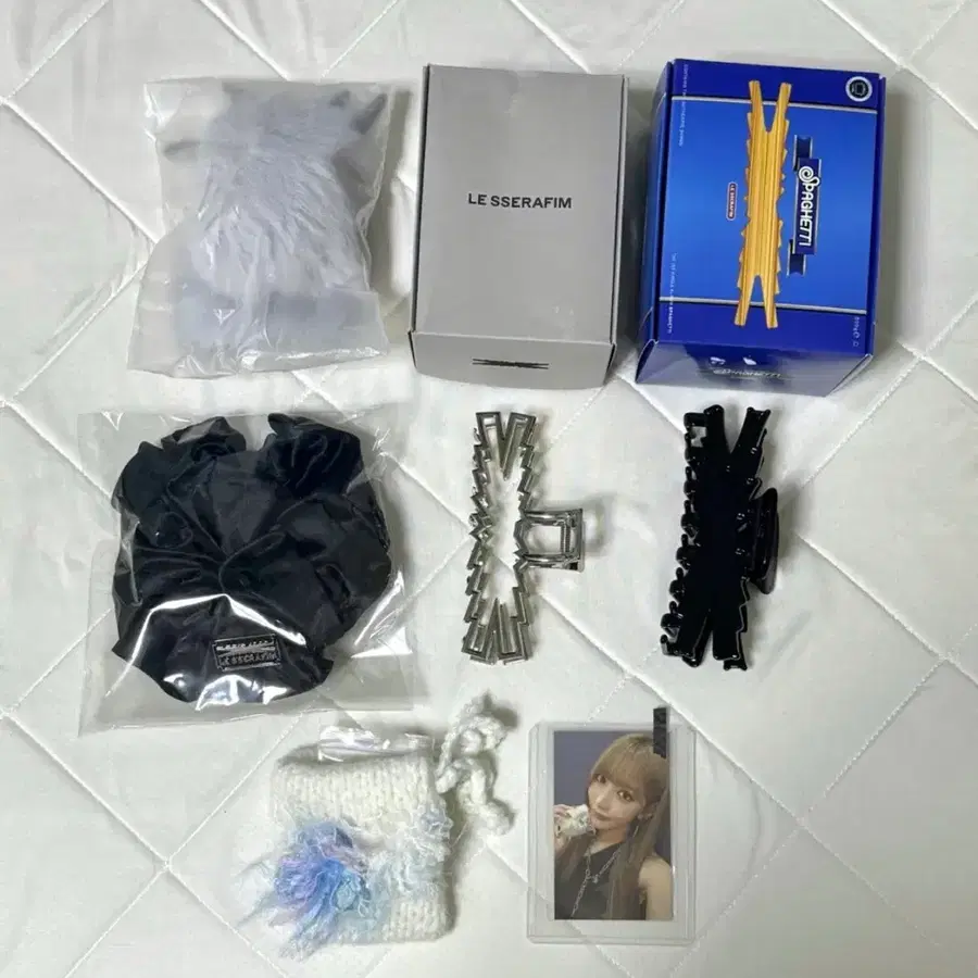 르세라핌 꾸로셰 헤어클립 헤어집게 머리핀 곱창밴드 헤어밴드 머리끈 슈슈 김채원 키링 몬스터 엠디 스파게티 파우치 사쿠라 재팬 일본 콘서트 포카 집게핀 로고 굿즈 양도 판매