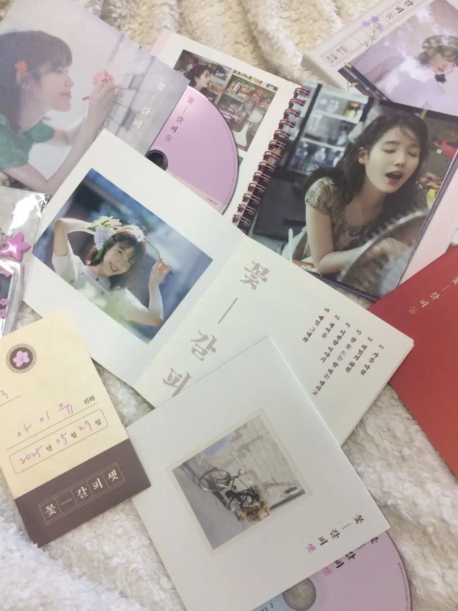 CD삽니다! - 아이유, 악뮤, 검정치마, 크러쉬, 백예린, 이하이, 드라마ost, 디즈니, 인디, 국힙, 아이돌 등등 안가리고 앨범 필요 없이 cd싸게 파실 분 연락 주세요!