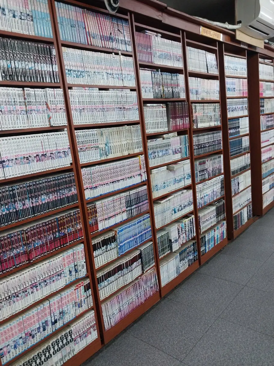만화방(코믹순정웹툰성인일간)80평에 가득쌓여있어요