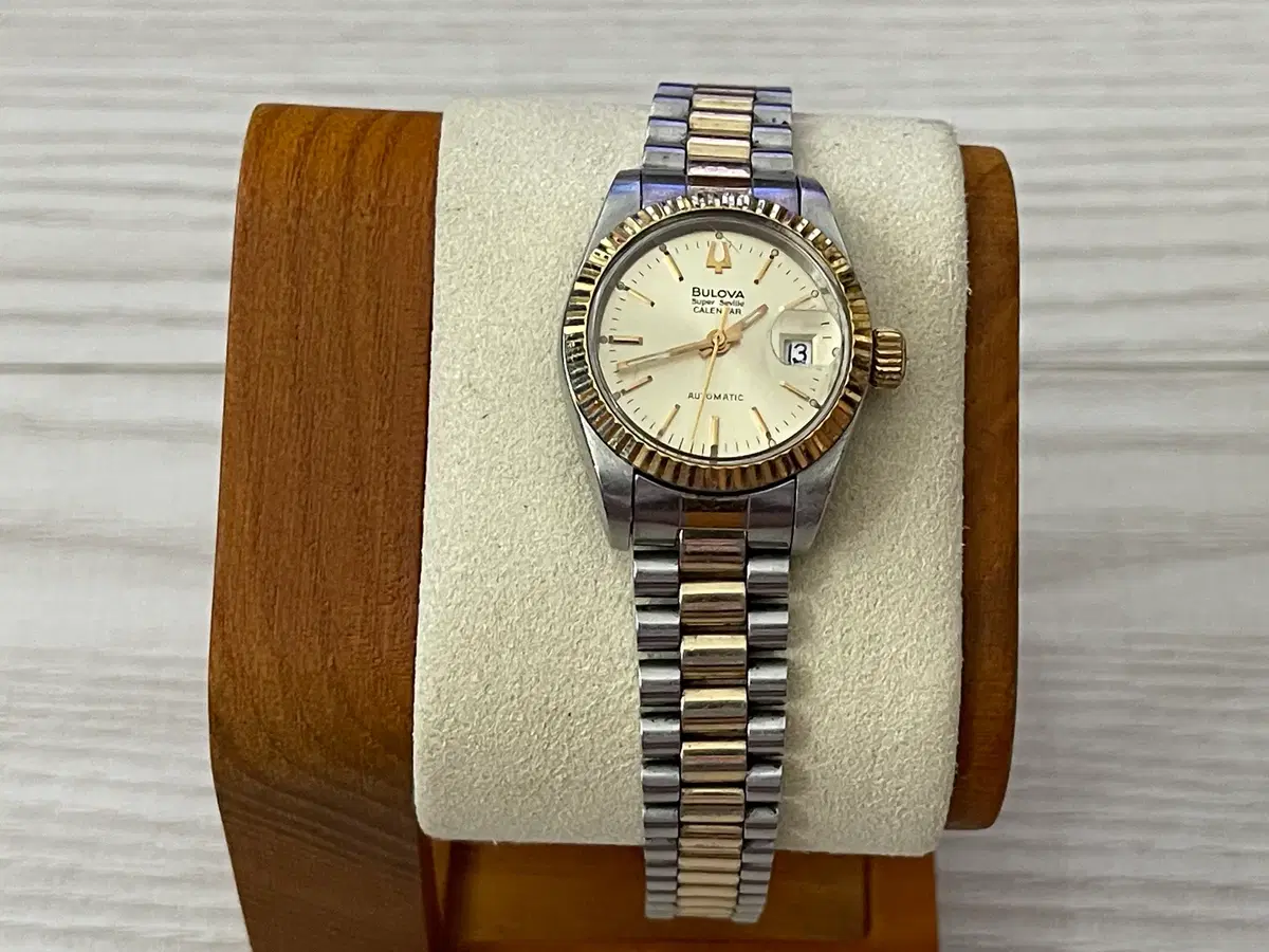 [BULOVA] 부로바 슈퍼세빌 캘린더 오토매틱 여성용 골드 콤비 메탈 시계