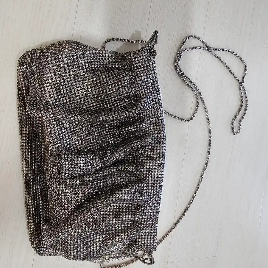 메탈릭 체인 숄더백
