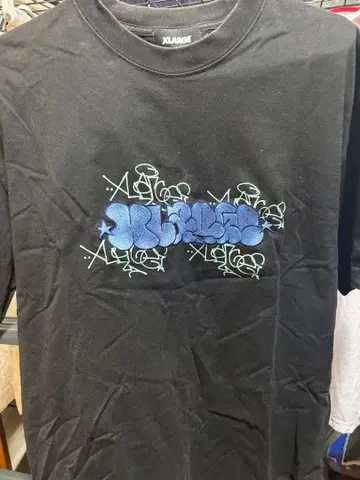 XLARGE 그래피티 로고 T셔츠 블랙