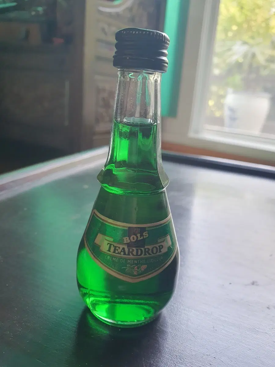 빈티지/공예] 네덜란드 볼스 티어드롭 그린(BOLS TEARDROP) 미니어처 공병영롱한 에메랄드빛 컬러와 눈물방울 형태의 클래식한 바틀, 수집가들의 눈길을 사로잡는 희귀 미니