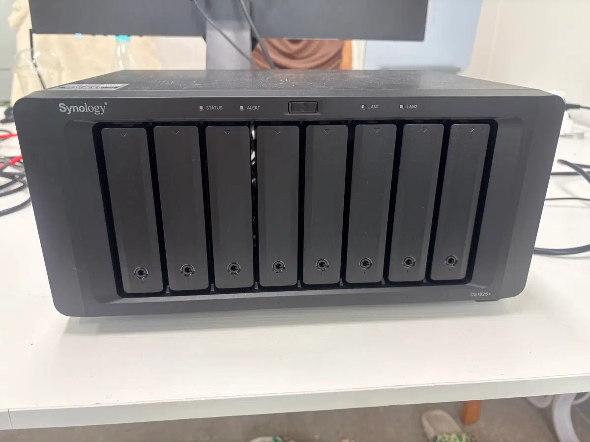 시놀로지 DS1825+ 8베이 NAS + 정품 HAT3320 8TB HDD 4개 (32TB) 거의 미사용