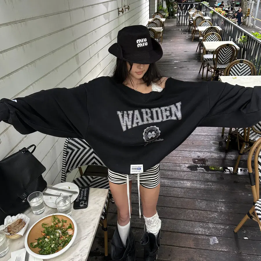 WARDEN EDGE 워든엣지 블랙 루즈 오프숄더 맨투맨