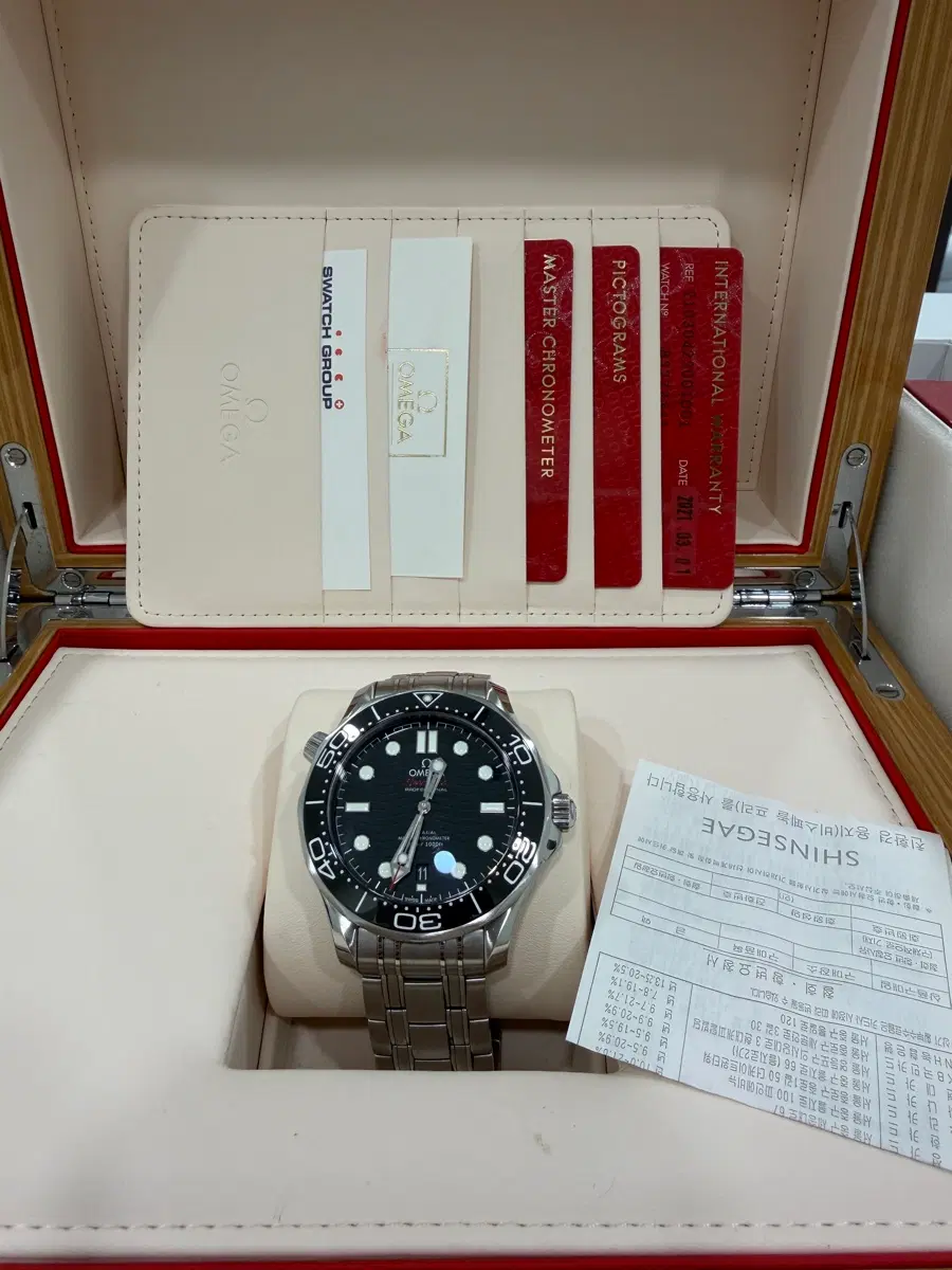 오메가 씨마스터 블랙 42mm 210.30.42.20.01.001