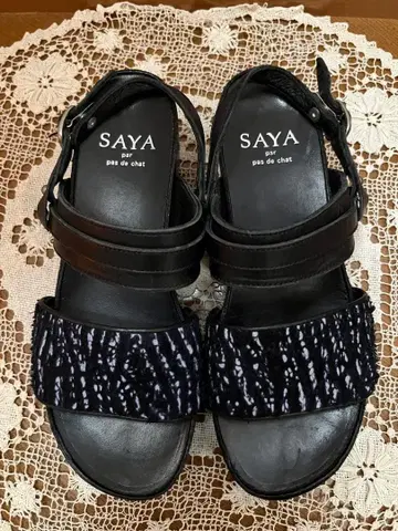 SAYA par pas de chat 샌들 블랙