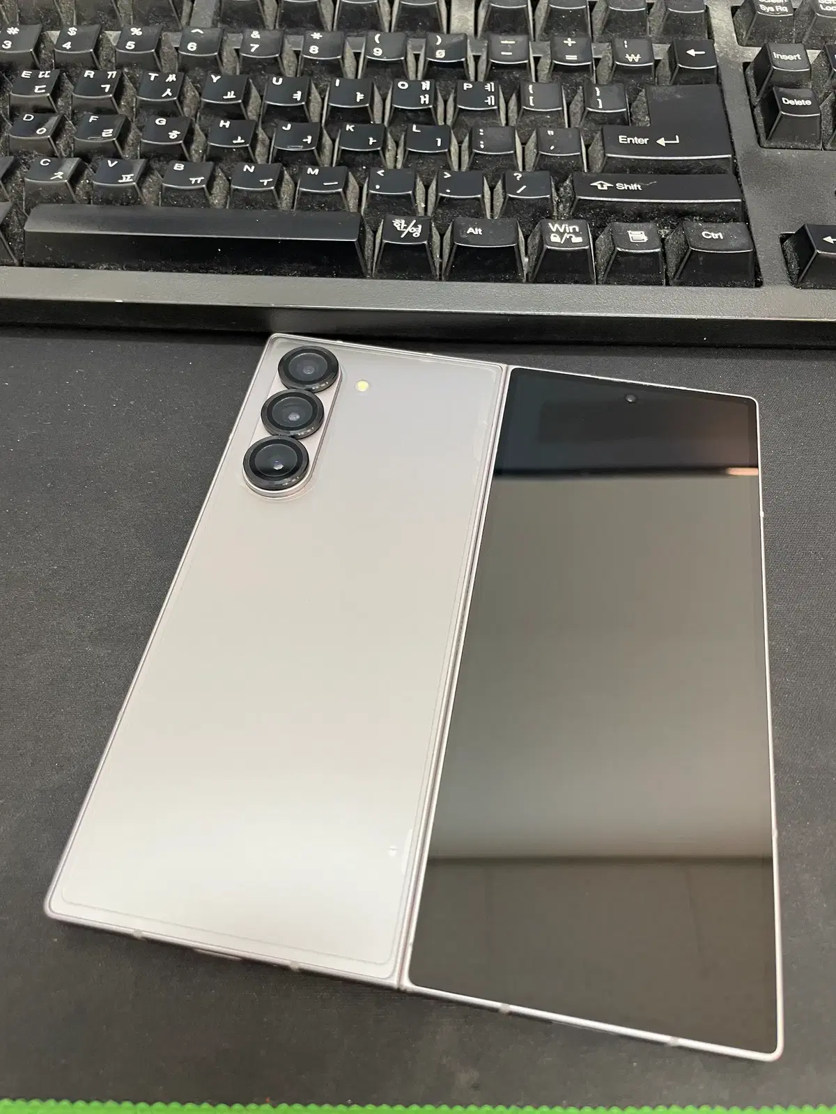 갤럭시Z폴드6 실버 512GB 무잔상 상태좋은 중고87만팝니다