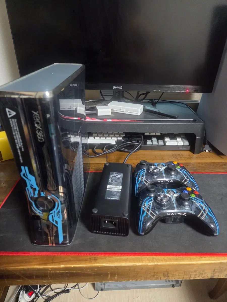 Xbox 360 S 헤일로 에디션 본체 (320GB 하드 포함)정품 컨트롤러 2개전원 어댑터 및 전원 케이블게임 CD: 어메이징 스파이더맨 2 (북미판 알디스크)
