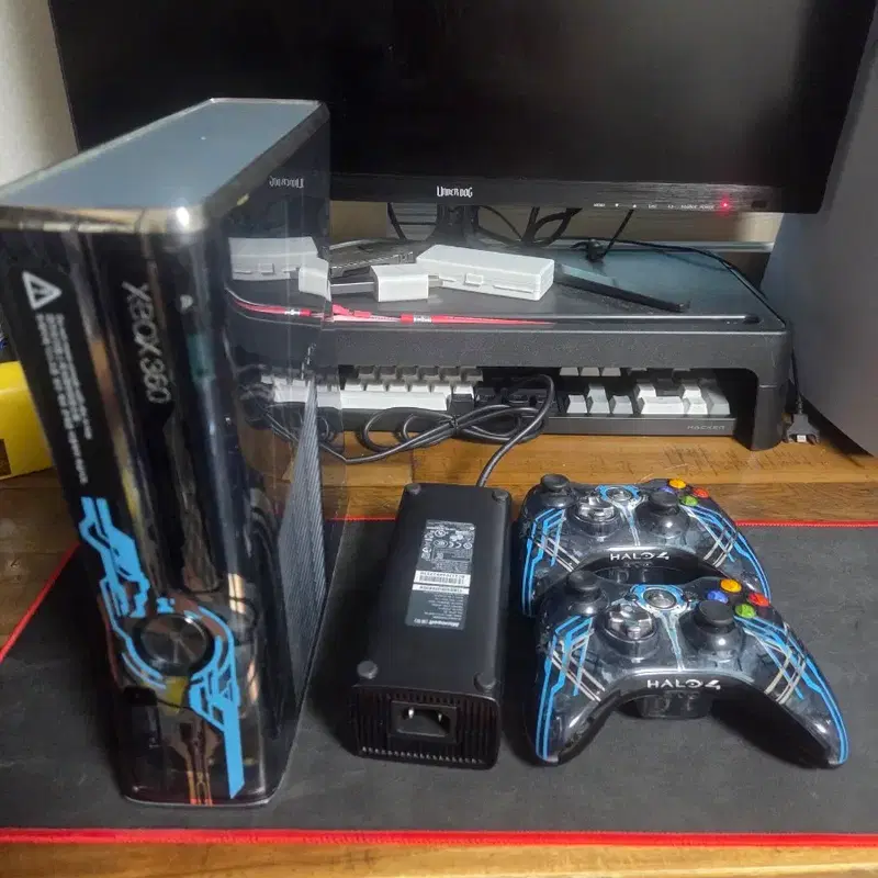 Xbox 360 S 헤일로 에디션 본체 (320GB 하드 포함)정품 컨트롤러 2개전원 어댑터 및 전원 케이블게임 CD: 어메이징 스파이더맨 2 (북미판 알디스크)