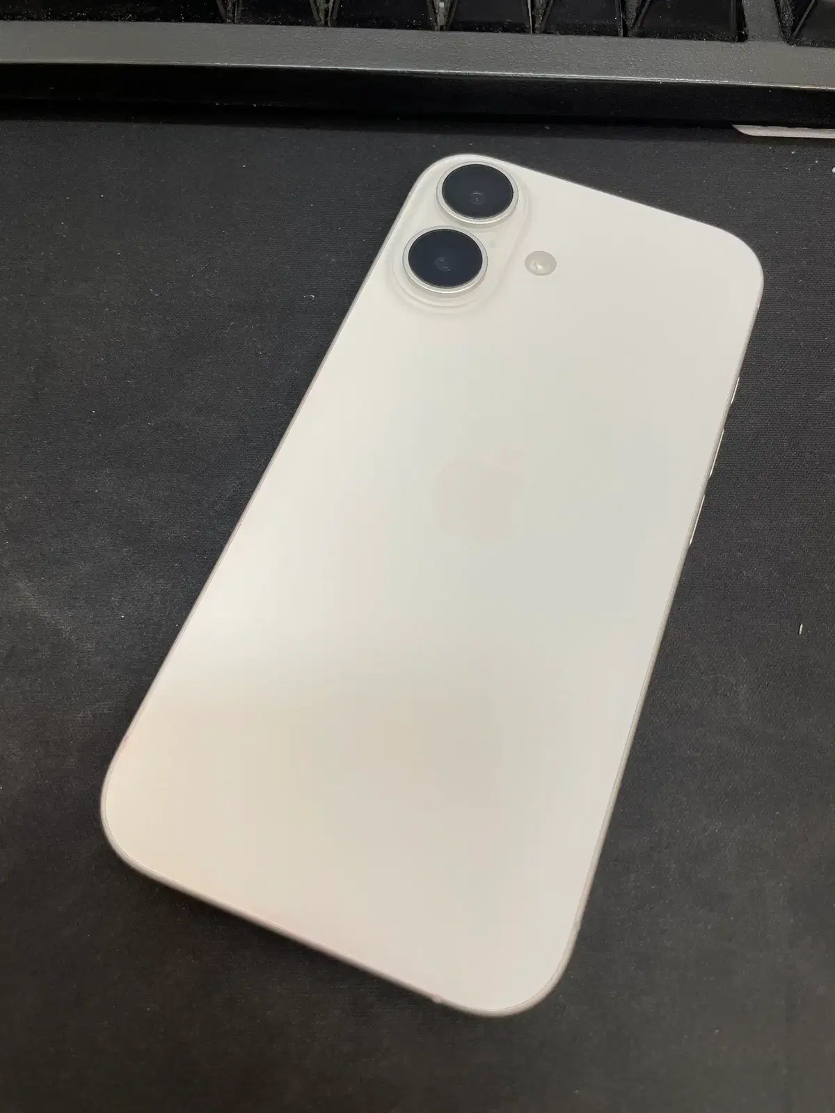 아이폰16 화이트 128GB 상태좋은 중고84만7천팝니다.