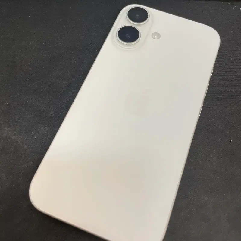 아이폰16 화이트 128GB 상태좋은 중고84만7천팝니다.