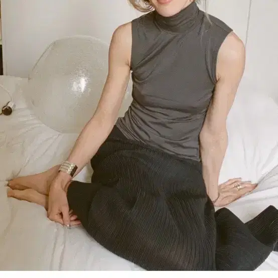 LFM 터틀넥 슬리브리스 차콜