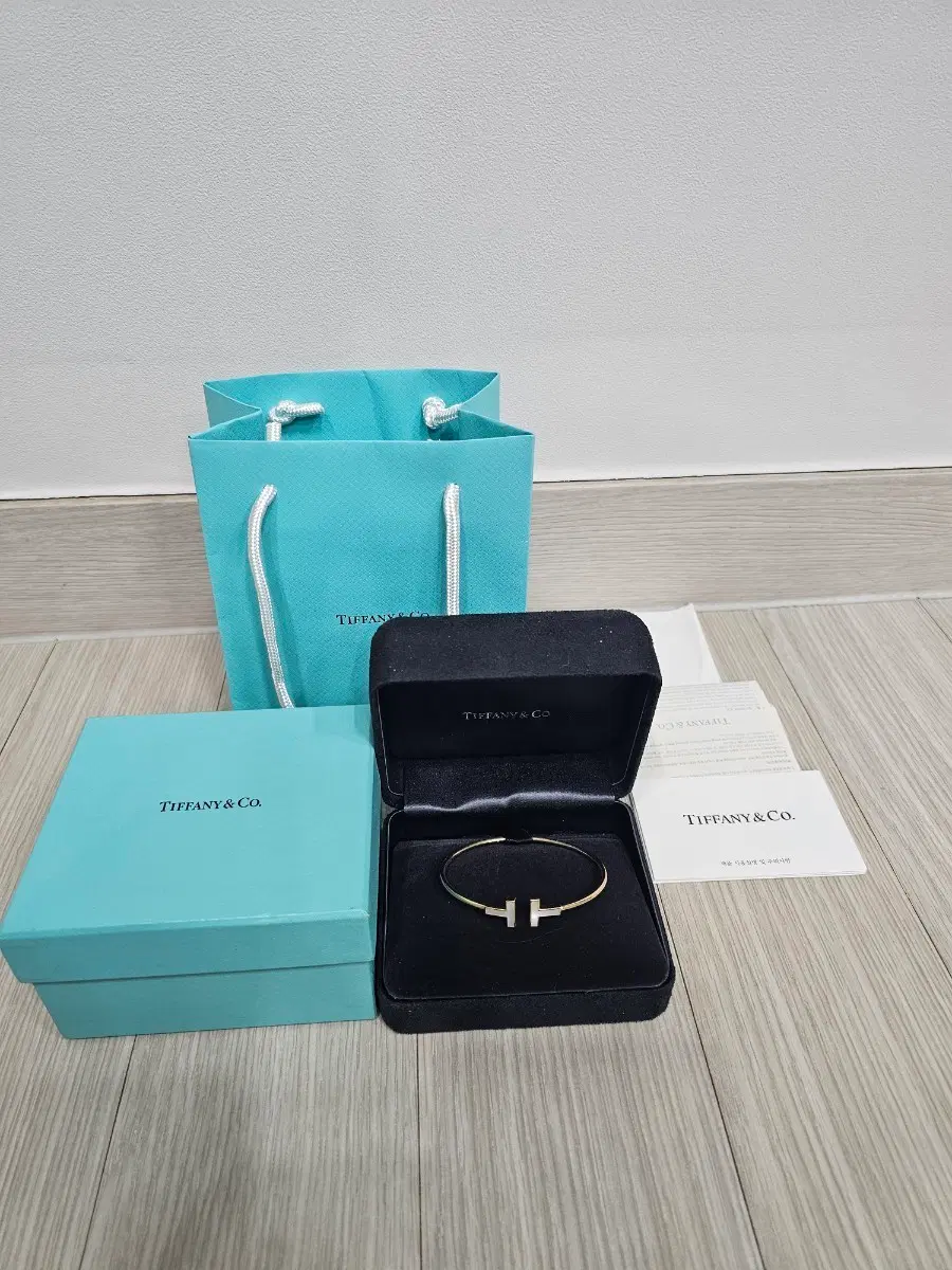 정품 티파니앤코 마더오브펄 옐로우골드 미디움 팔찌