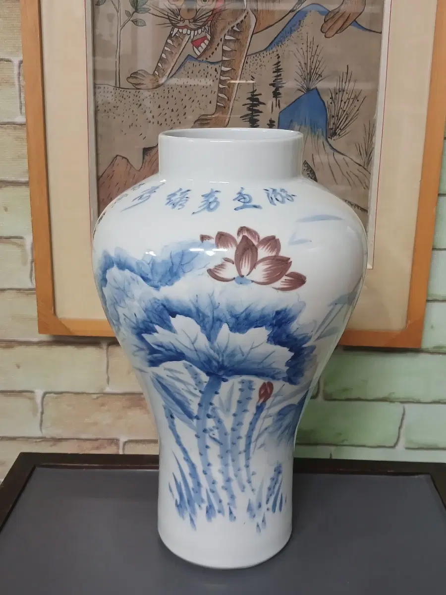 연화문백자매병