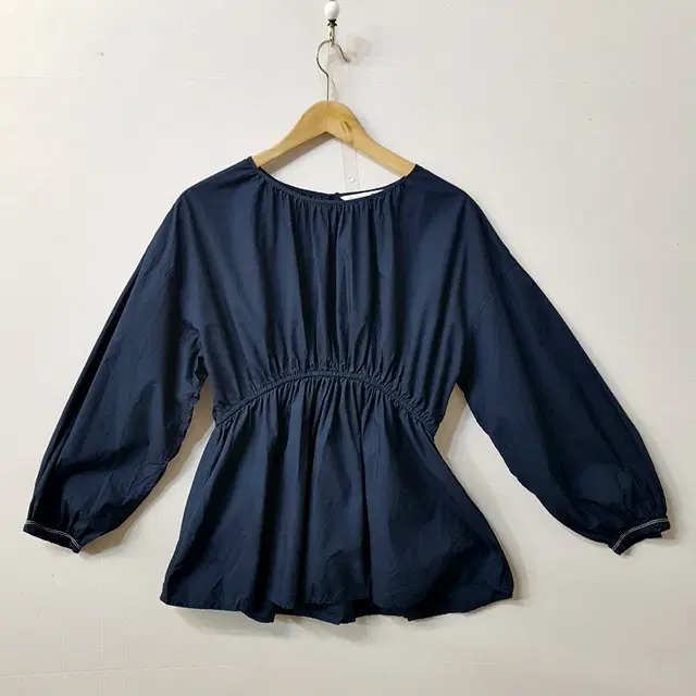 JWANDERSON 유니클로 셔링 블라우스 네이비