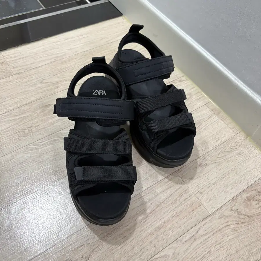 ZARA 블랙 스트랩 샌들 (245)