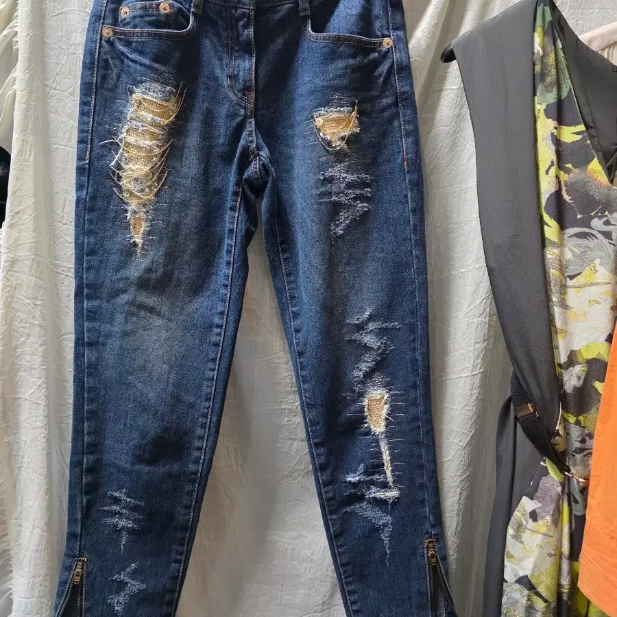 오브제 청바지 디스트로이드 지퍼 장식
