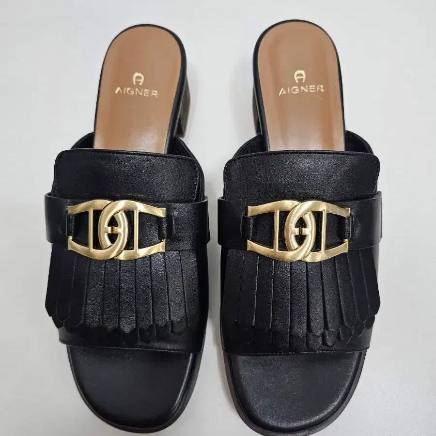 (새상품급) AIGNER 아이그너 가르텐 뮬 샌들 / 여 245 블랙
