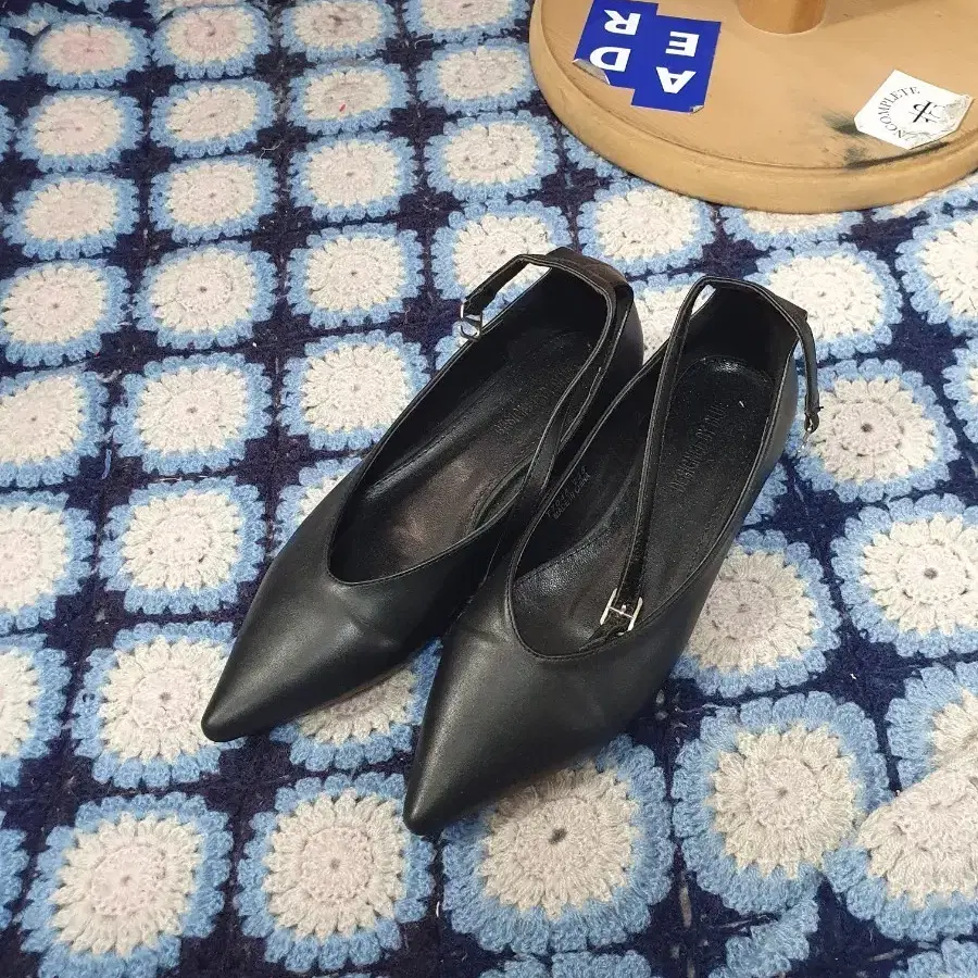 240뾰쪽 블랙 플랫슈즈