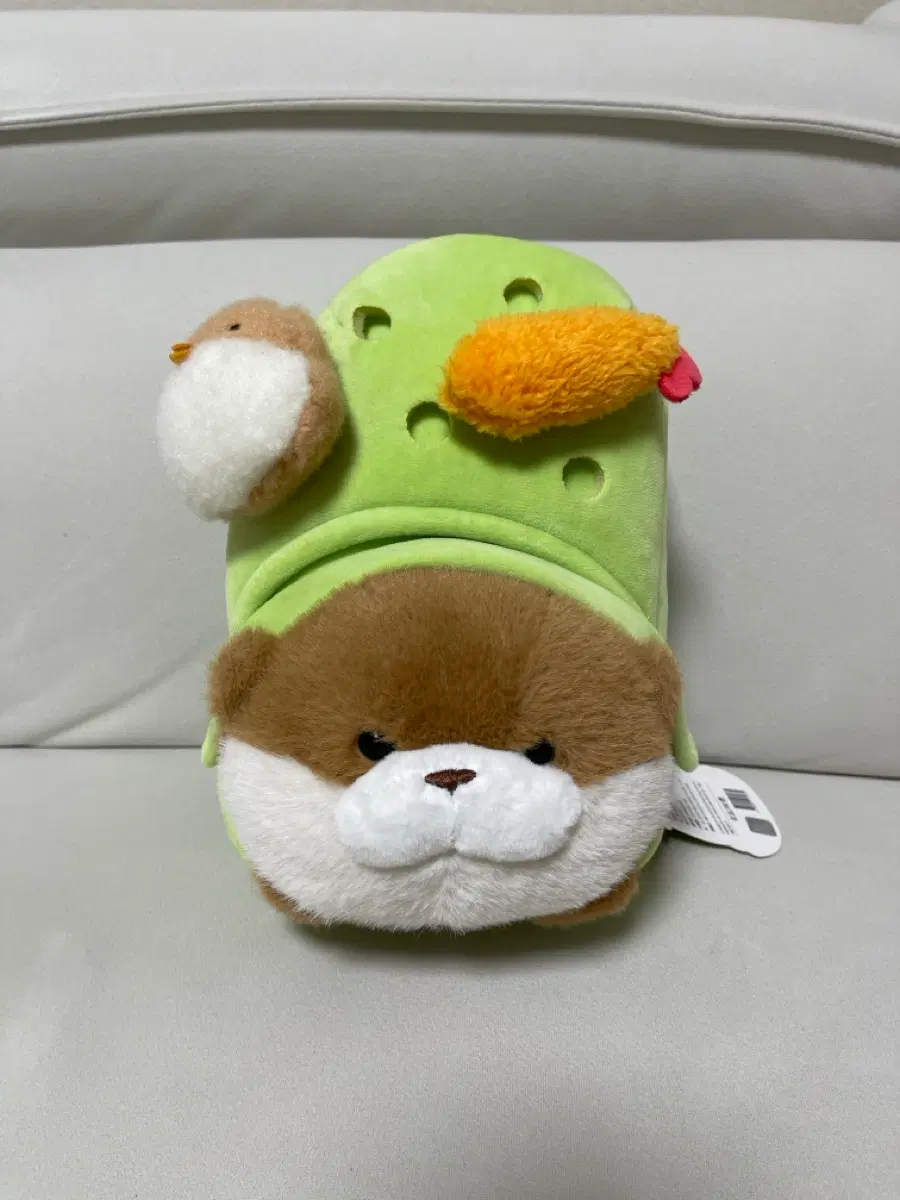 크록스 신발에 낀 우소우소짱 크로스백 브라운 20cm