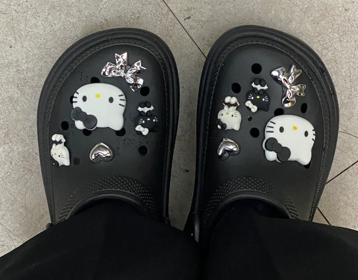 블랙키티 크록스 지비츠